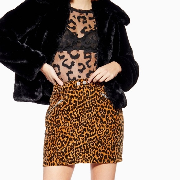 Topshop Dresses & Skirts - TopShop Textured Leopard Print Skirt🐆